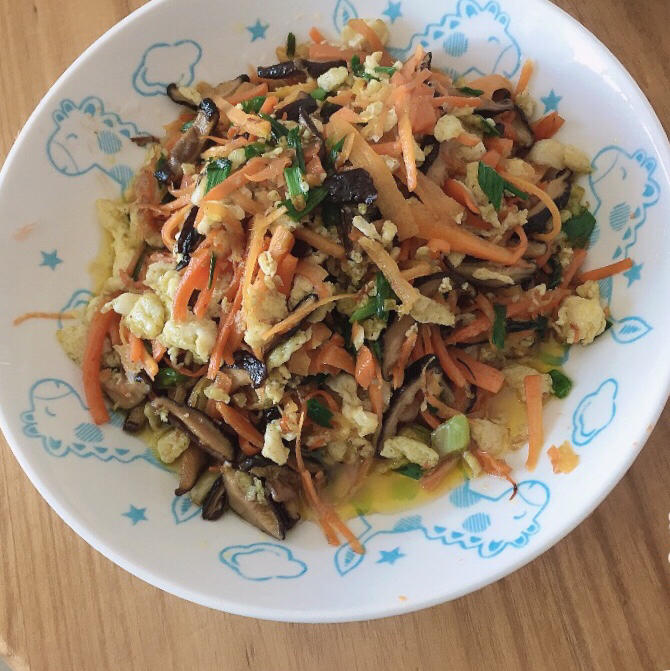减脂餐｜香菇胡萝卜炒鸡蛋，简单好吃～