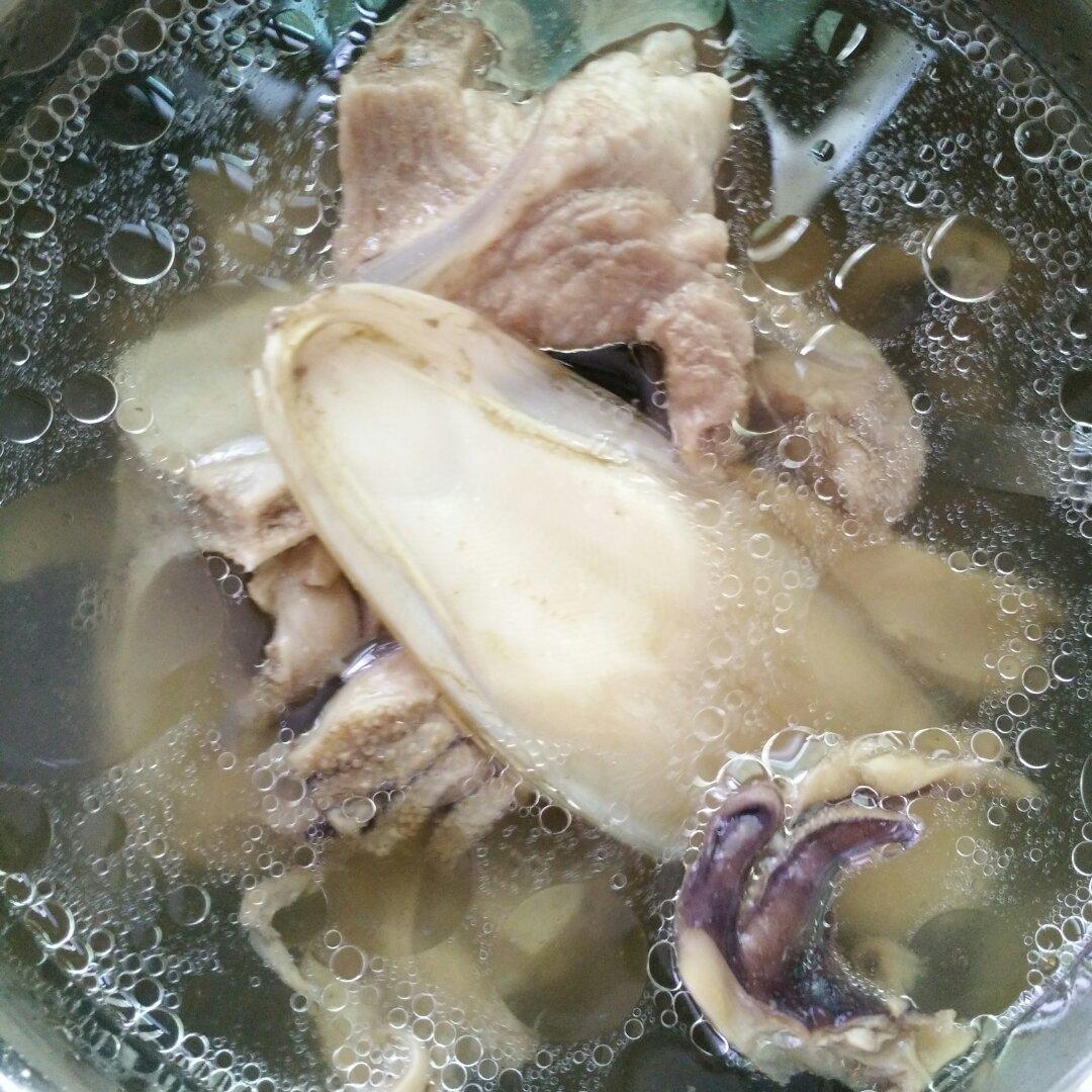 yy宝贝做的墨鱼排骨汤