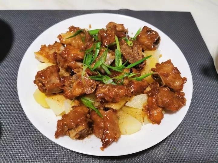 香酥排骨蒸土豆