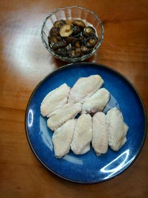 简单易学，好看又好吃的蚝油香菇鸡翅的做法 步骤1