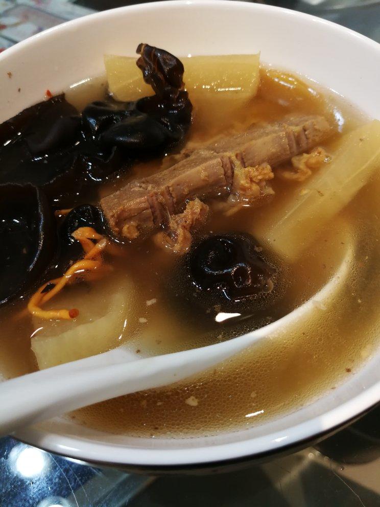 菌菇脊骨汤