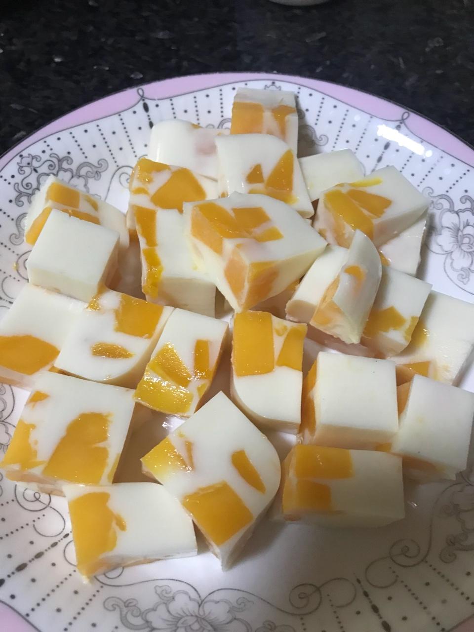 l猪头做的芒果牛奶布丁小方