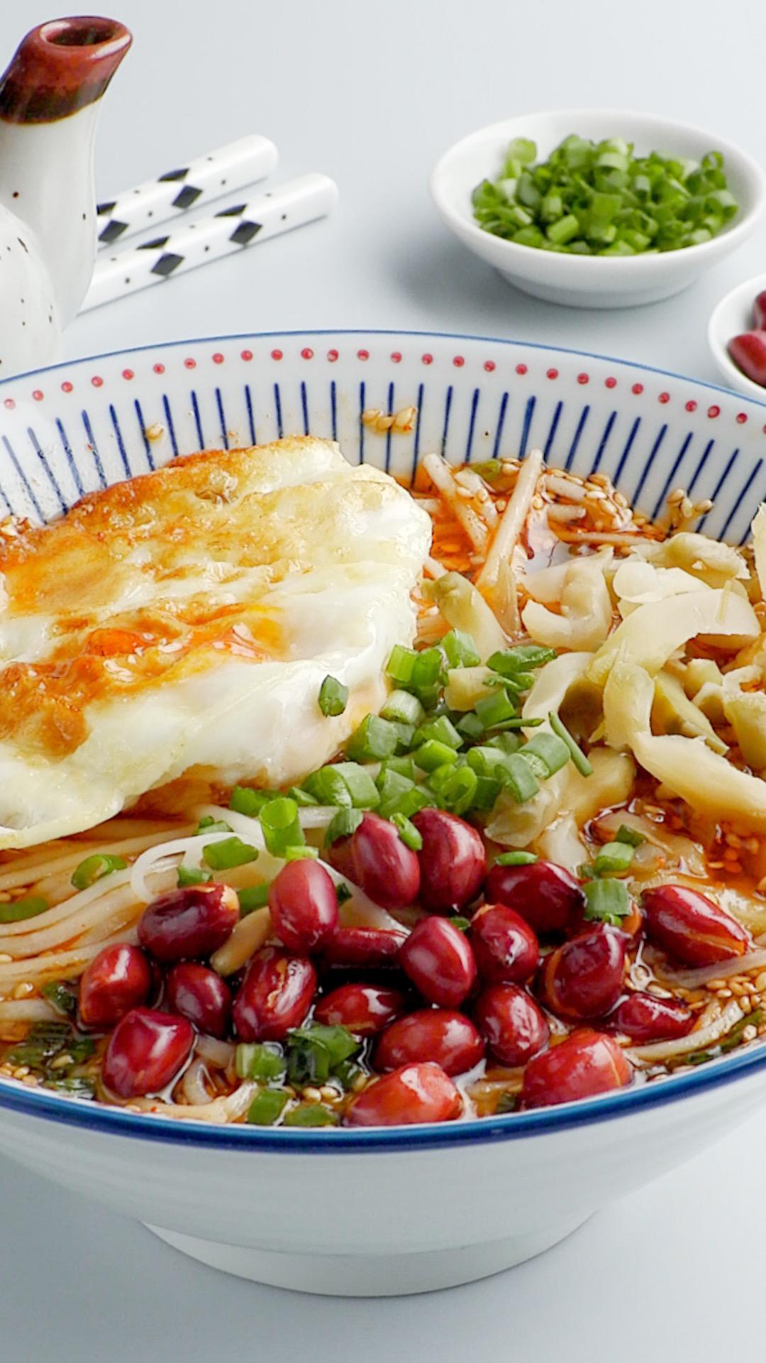 榨菜花生米汤面的做法