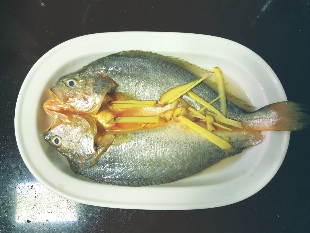 鲜嫩多汁的无水焗黄花鱼|马克西姆不粘锅的做法 步骤3