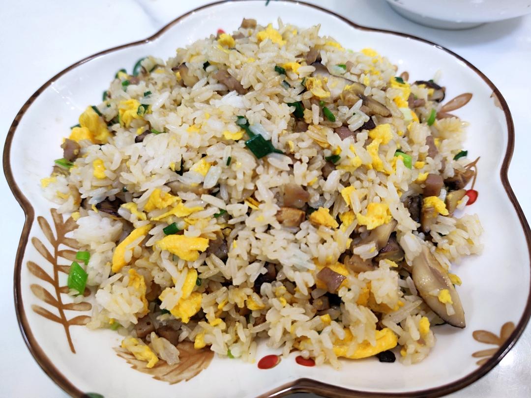 香菇鸡蛋酱油炒饭