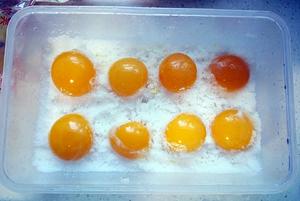 快速腌制咸蛋黄的做法 步骤1