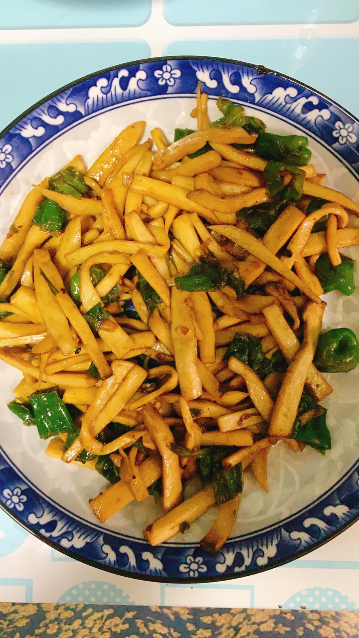 青椒炒鸡腿菇