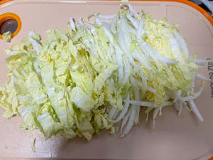 黄芽菜肉丝春卷的做法 步骤2