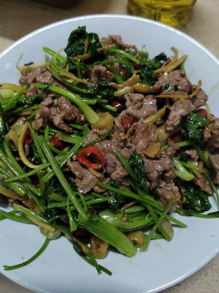 〈小炒黄牛肉〉，这个太好吃了。欣小厨 😉