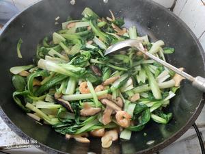 香菇油菜炒虾仁的做法 步骤6