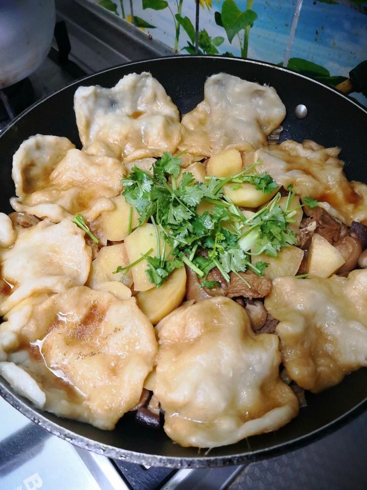 蹄髈炖菜锅贴饼的做法