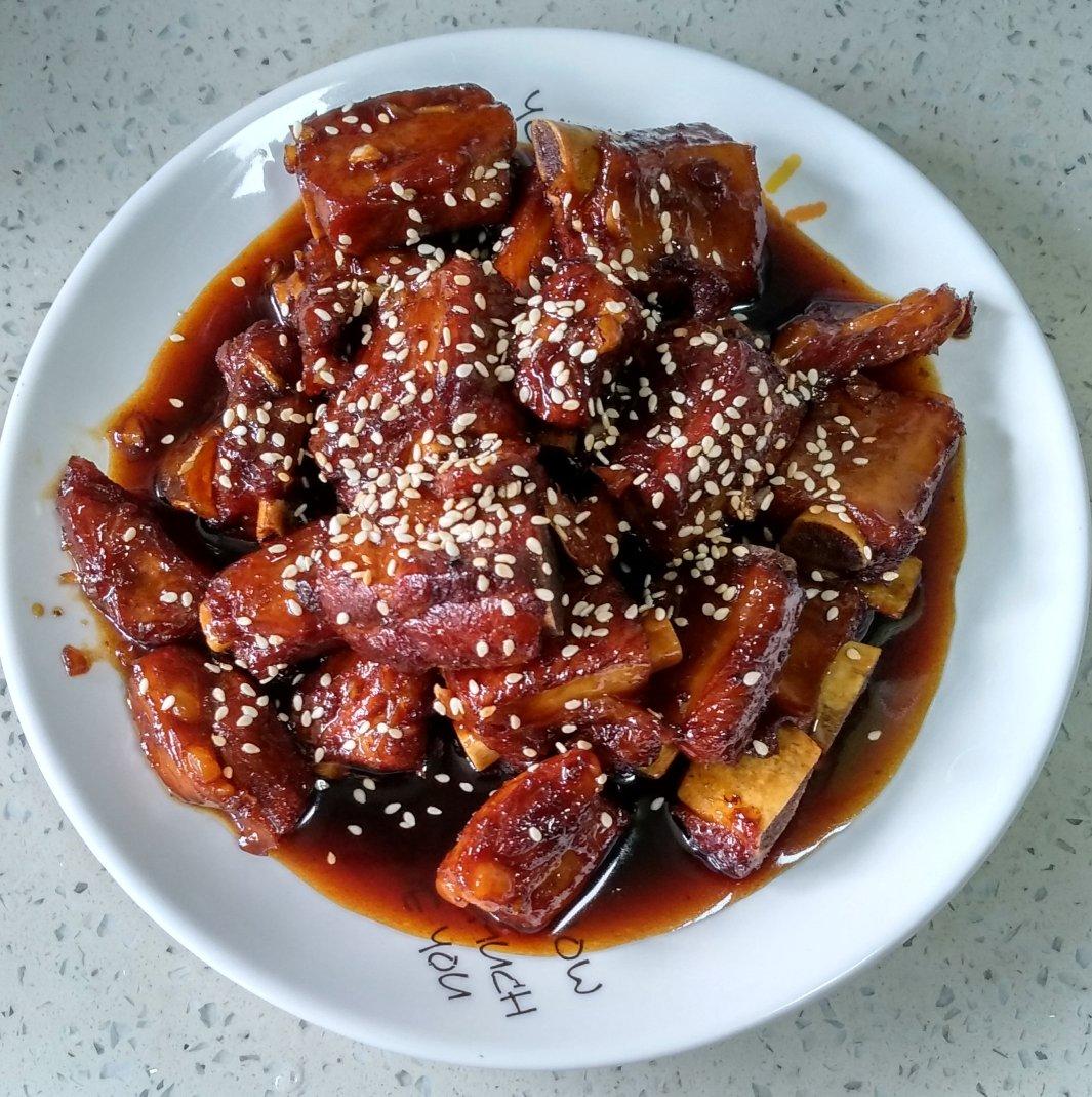 九九2049做的糖醋排骨的家常做法,色泽红亮,口感醇厚,好吃的停不下来