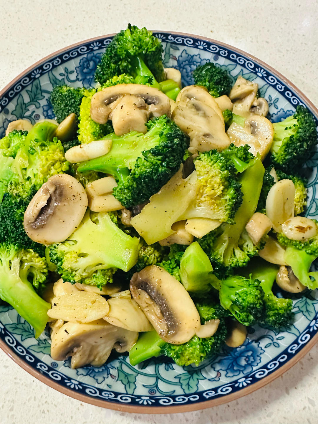 鲜美可口❗️清爽好吃的西兰花炒口蘑，超简单～