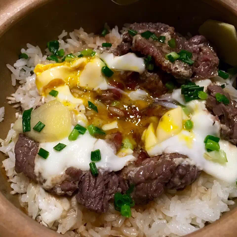 窝蛋牛肉煲仔饭