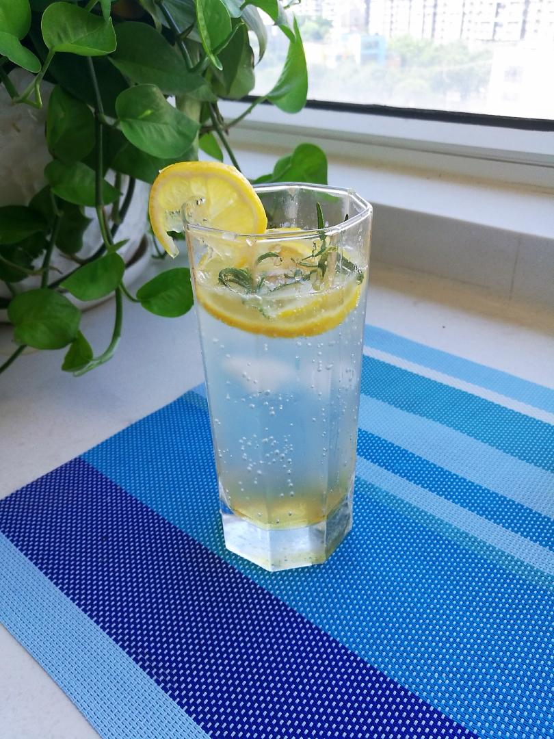 【抓住夏天的尾巴】冰镇柠檬蜂蜜气泡水