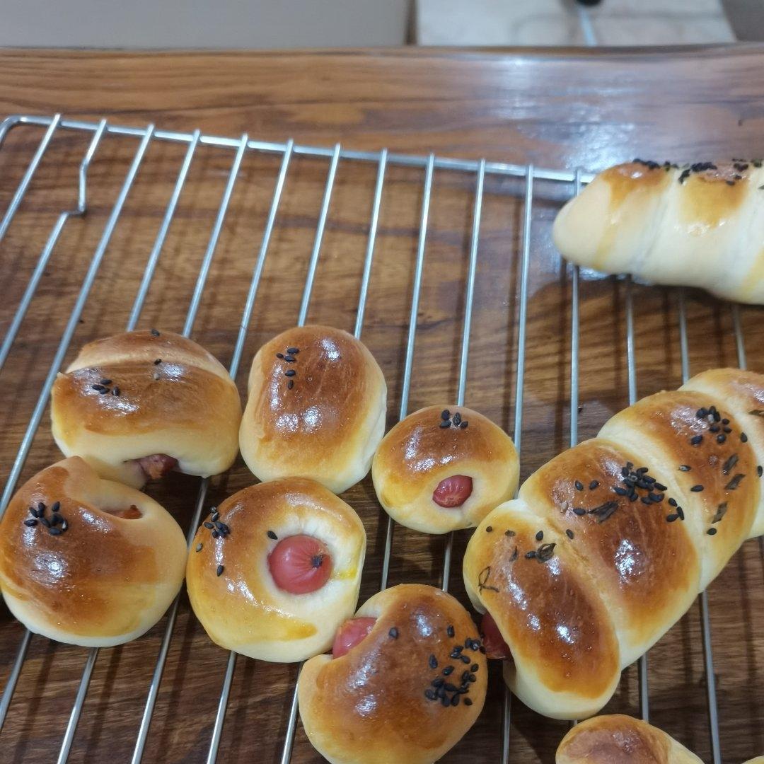 一口迷你肠仔包