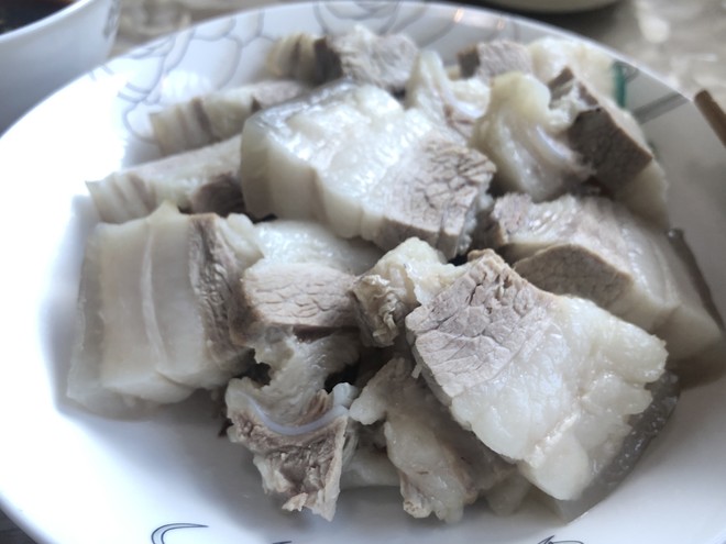 【白切猪肉(两头乌)的做法步骤图】邢之卡宝_下厨房