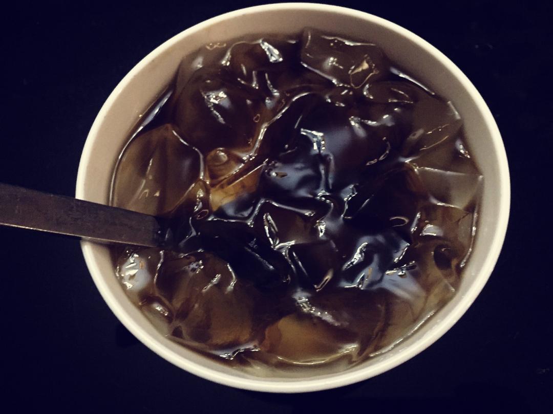 自制晶莹剔透、口感凉滑的——冰粉粉