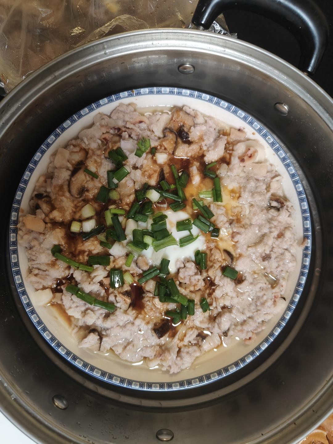 土鱿冬菇剁肉饼的做法