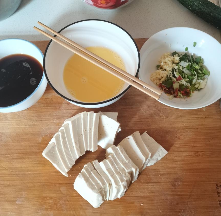 🥬快手素菜:煎焖豆腐的做法 步骤1