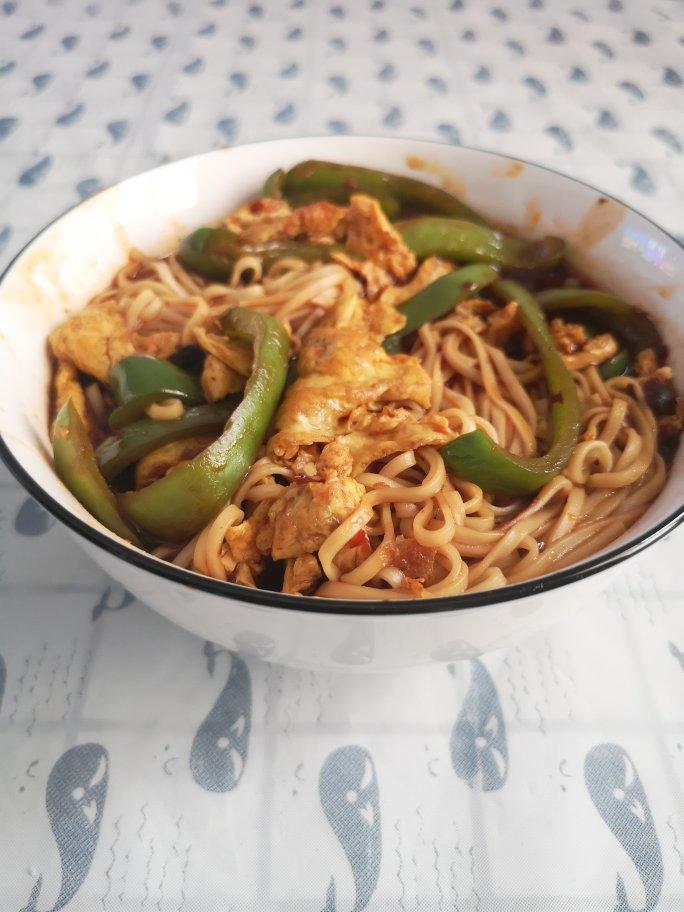 挂面神仙吃法㊙️香到舔盘子的青椒鸡蛋拌面