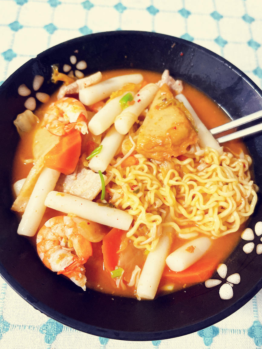 韩式辣白菜年糕拉面