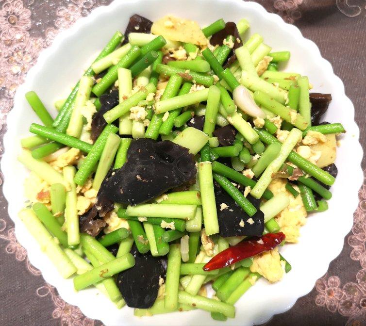 蒜薹木耳炒鸡蛋