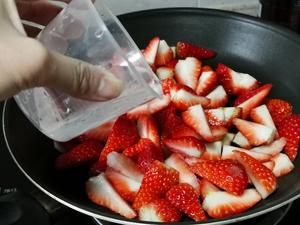草莓果泥酱的做法 步骤2