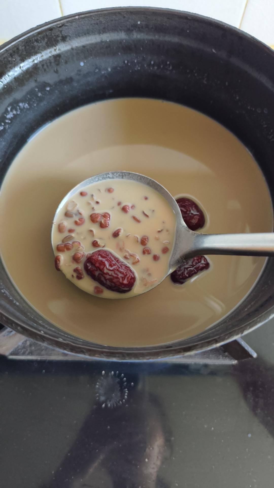 养颜补血的红豆牛奶羹