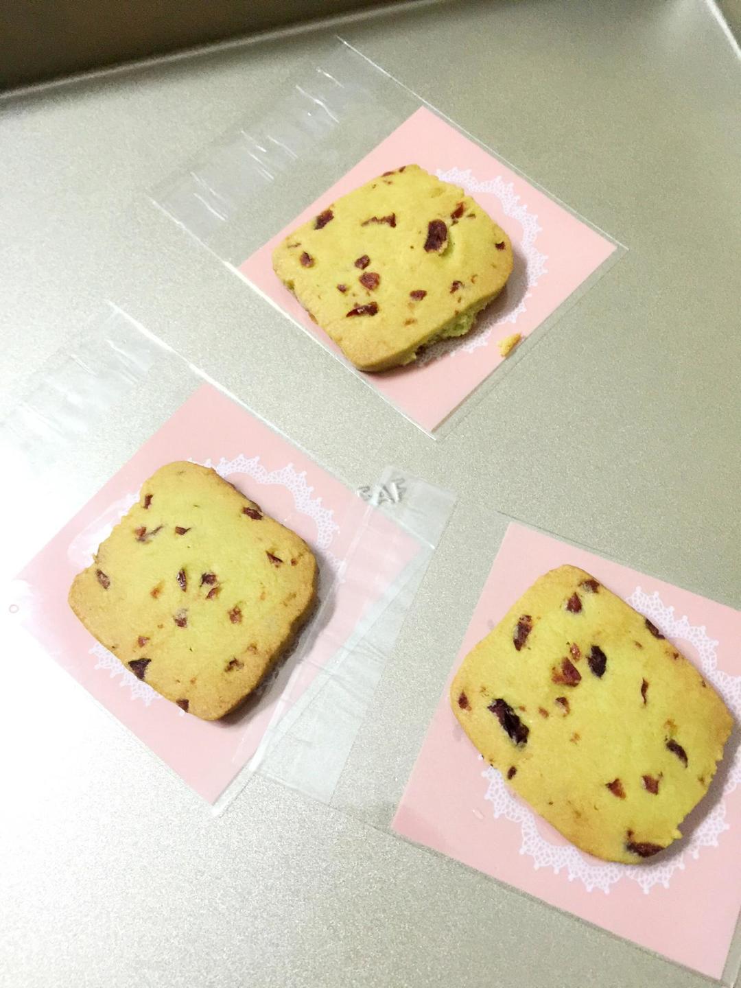 抹茶蔓越莓饼干的做法