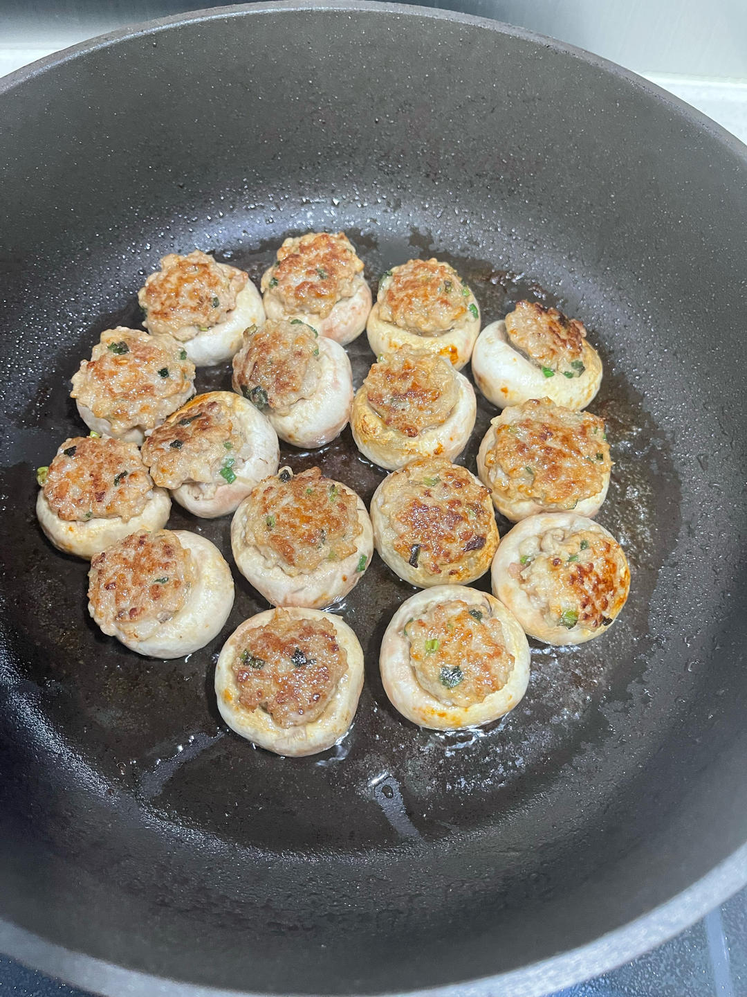 不会剩下一滴汤汁的口蘑酿肉