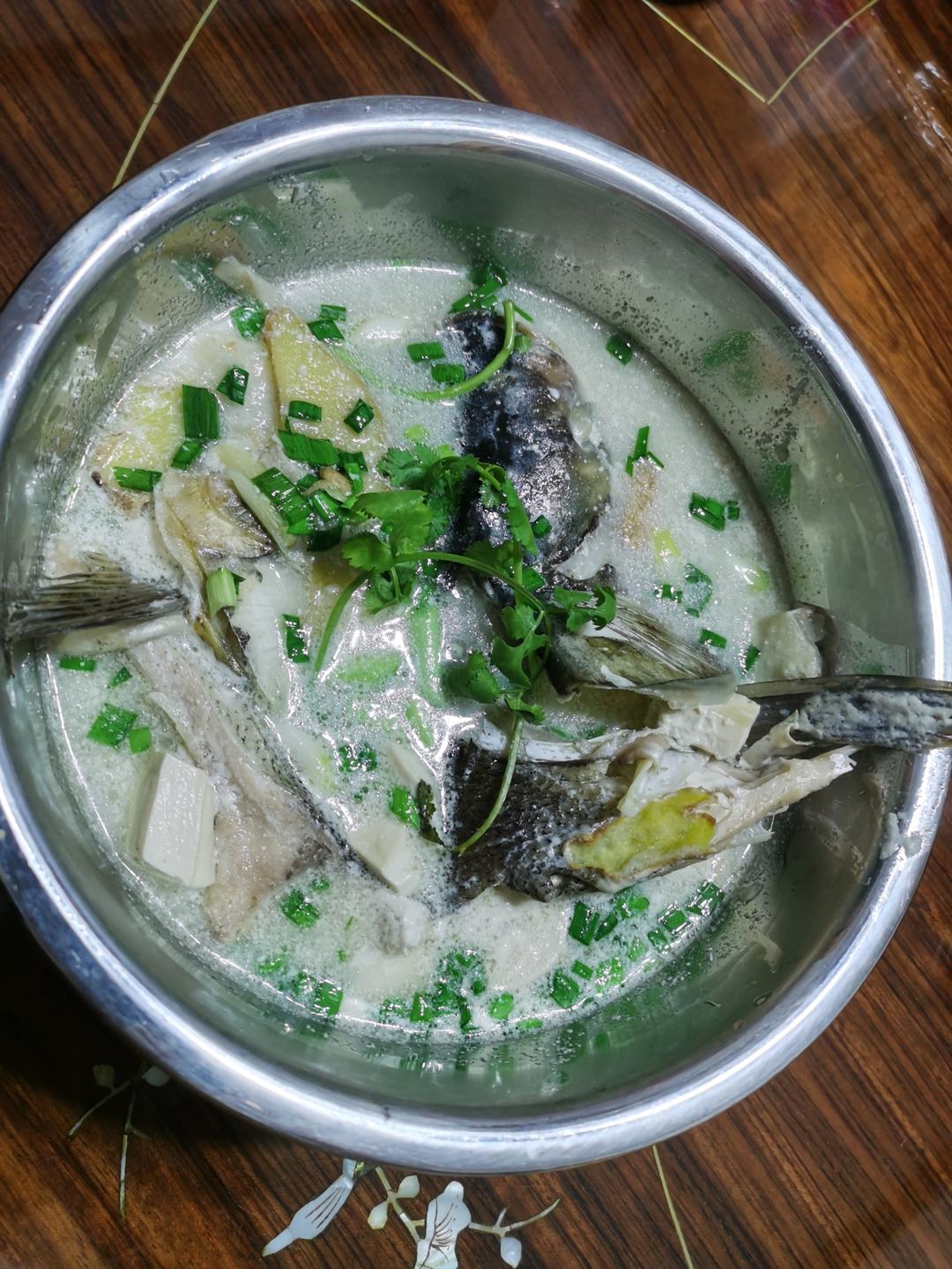 滋补牛肝菌鱼头汤