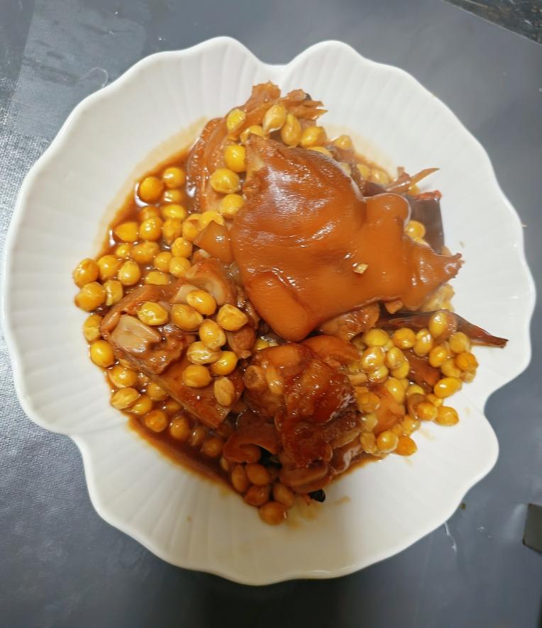 人间美味：砂锅炖猪蹄