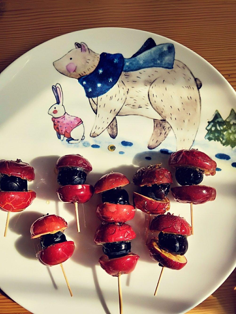 暖暖的阳光和自制蓝莓糖葫芦更配呦～