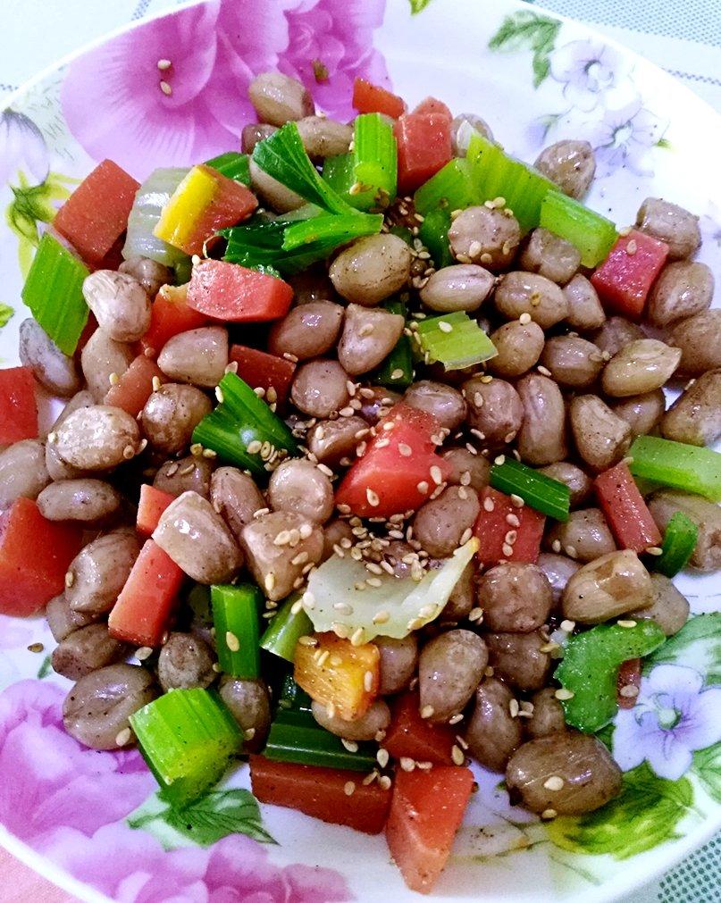 凉拌芹菜花生米胡萝卜