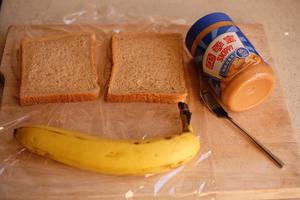【吐司夹一切】の香蕉花生酱三明治的做法 步骤1