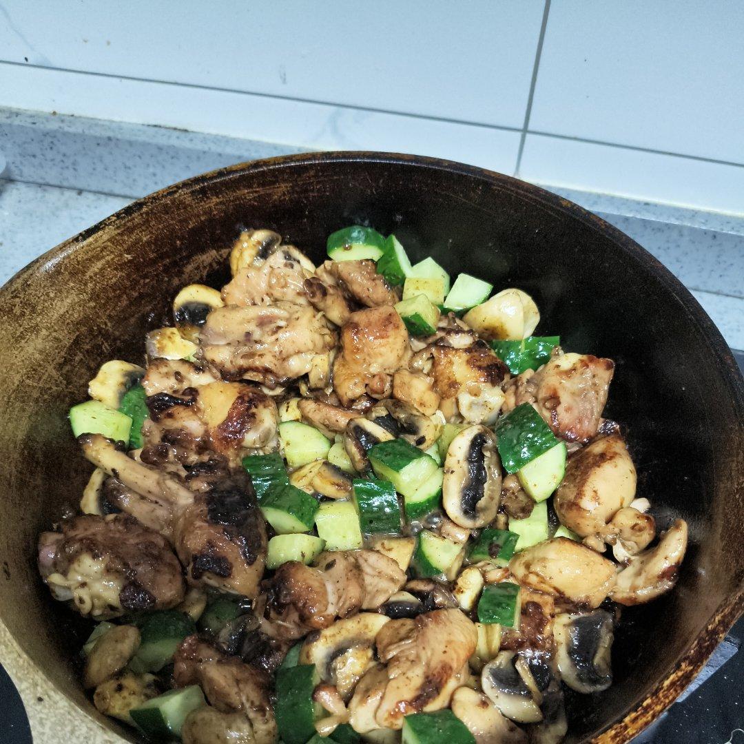 鲜嫩清新 多汁下饭 黄瓜口蘑炒鸡腿