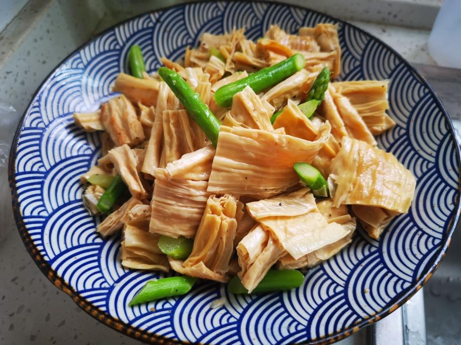 芦笋炒腐竹（清淡的素食）