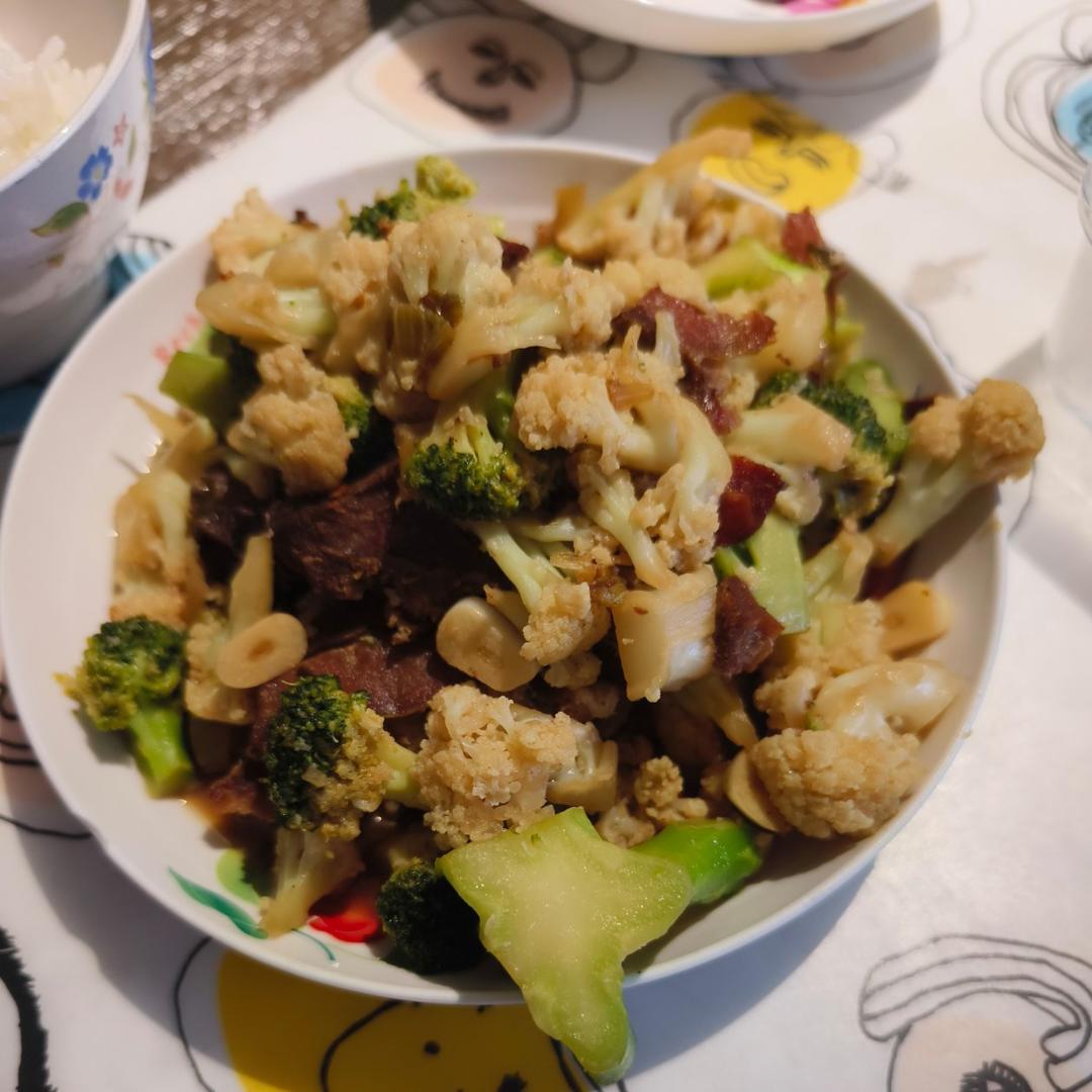 腊肉炒有机花菜