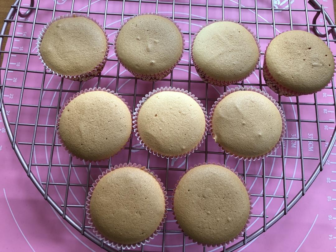 软萌软萌的古早味纸杯蛋糕