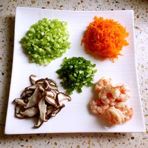 香菇虾仁蔬菜藜麦粥的做法 步骤3