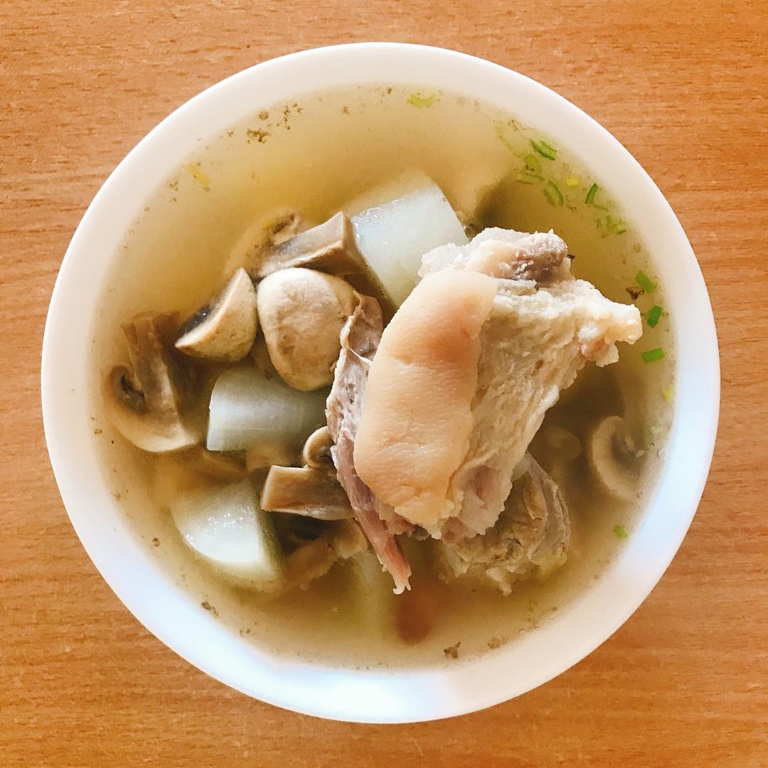 黄豆花生猪脚汤
