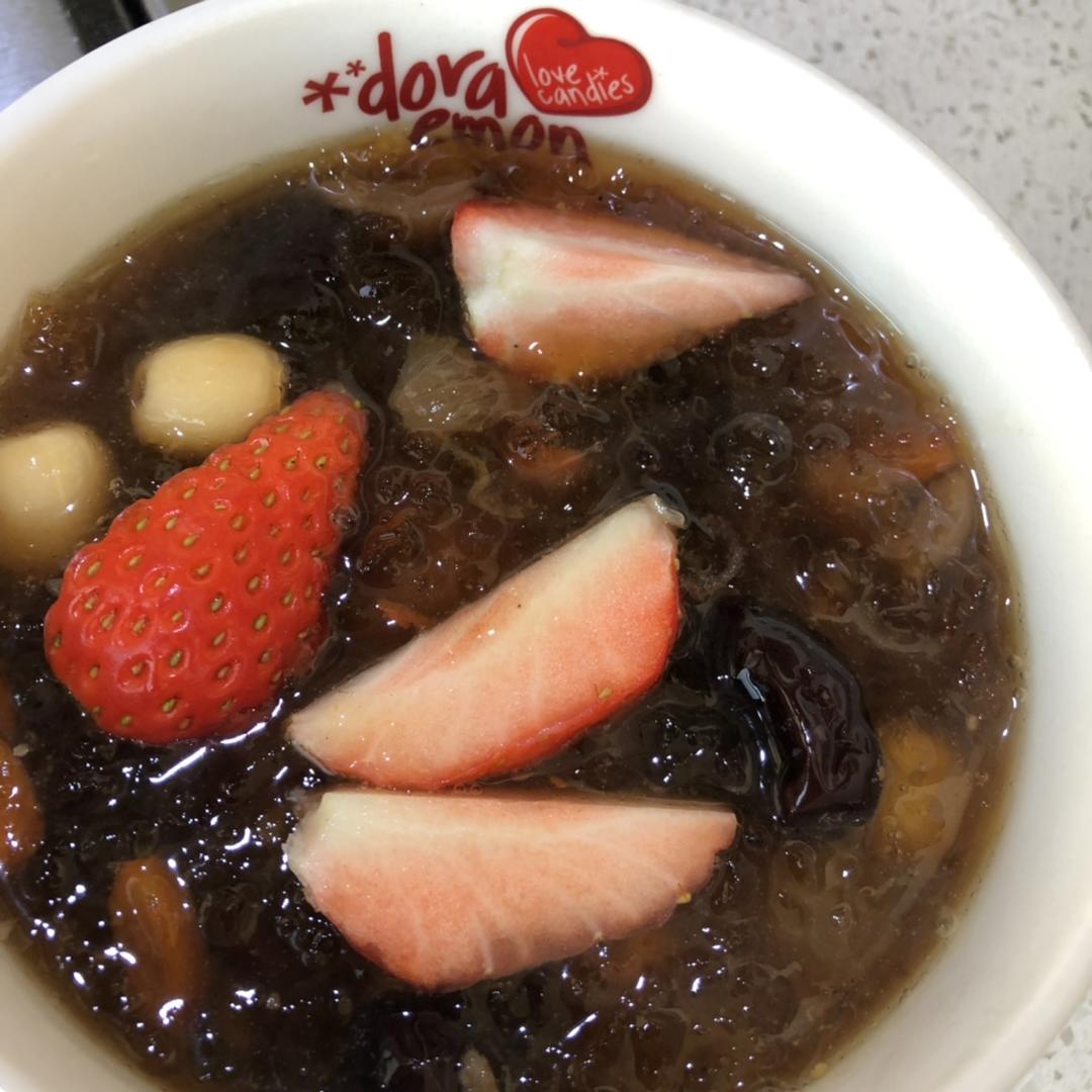 桃胶莲子玫瑰羹