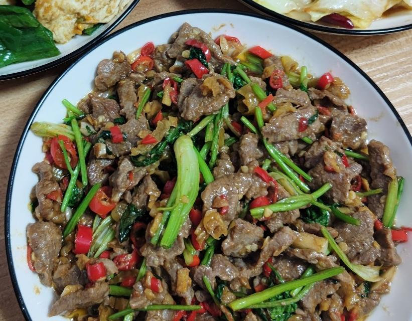 香菜炒牛肉，香辣下饭，爱吃香菜的朋友看过来，拌饭绝了
