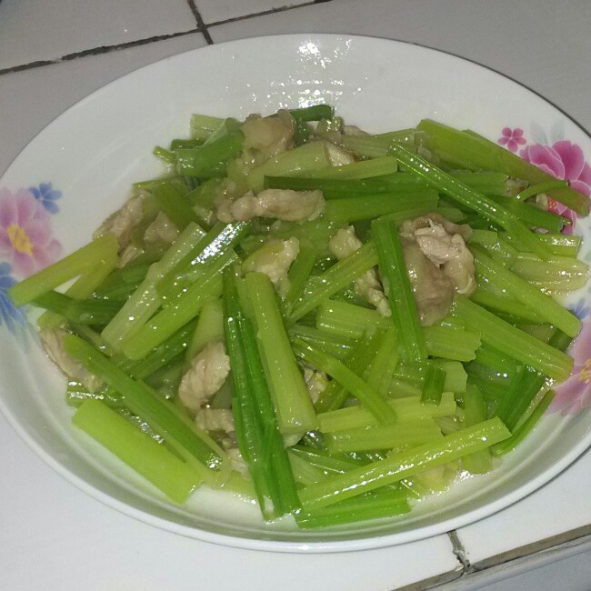 芹菜炒肉！