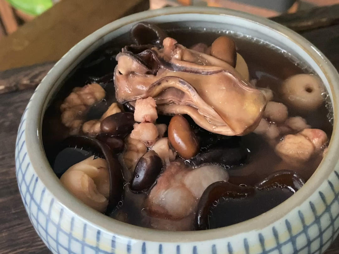 一品汤盛广东汤馆做的黑豆核桃煲鸡汤