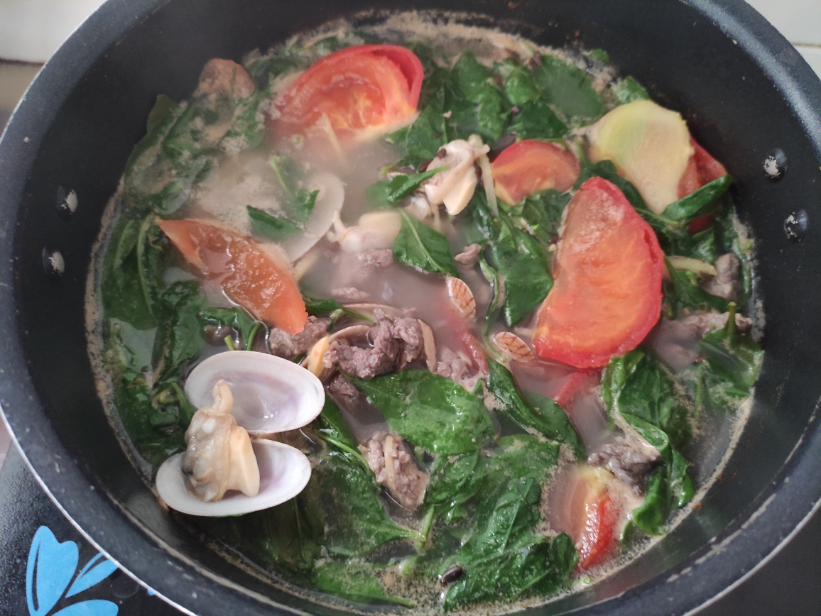 花甲牛肉枸杞叶番茄汤的做法
