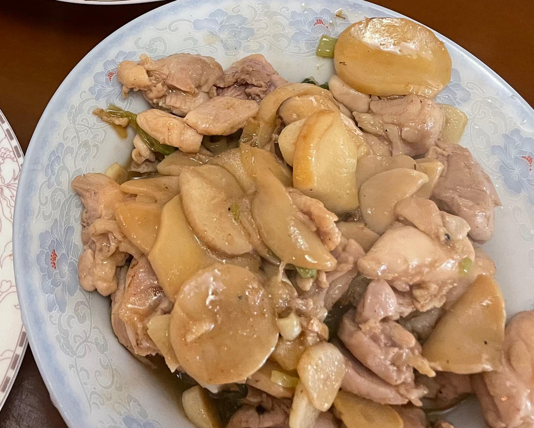 鸡腿肉炒蘑菇