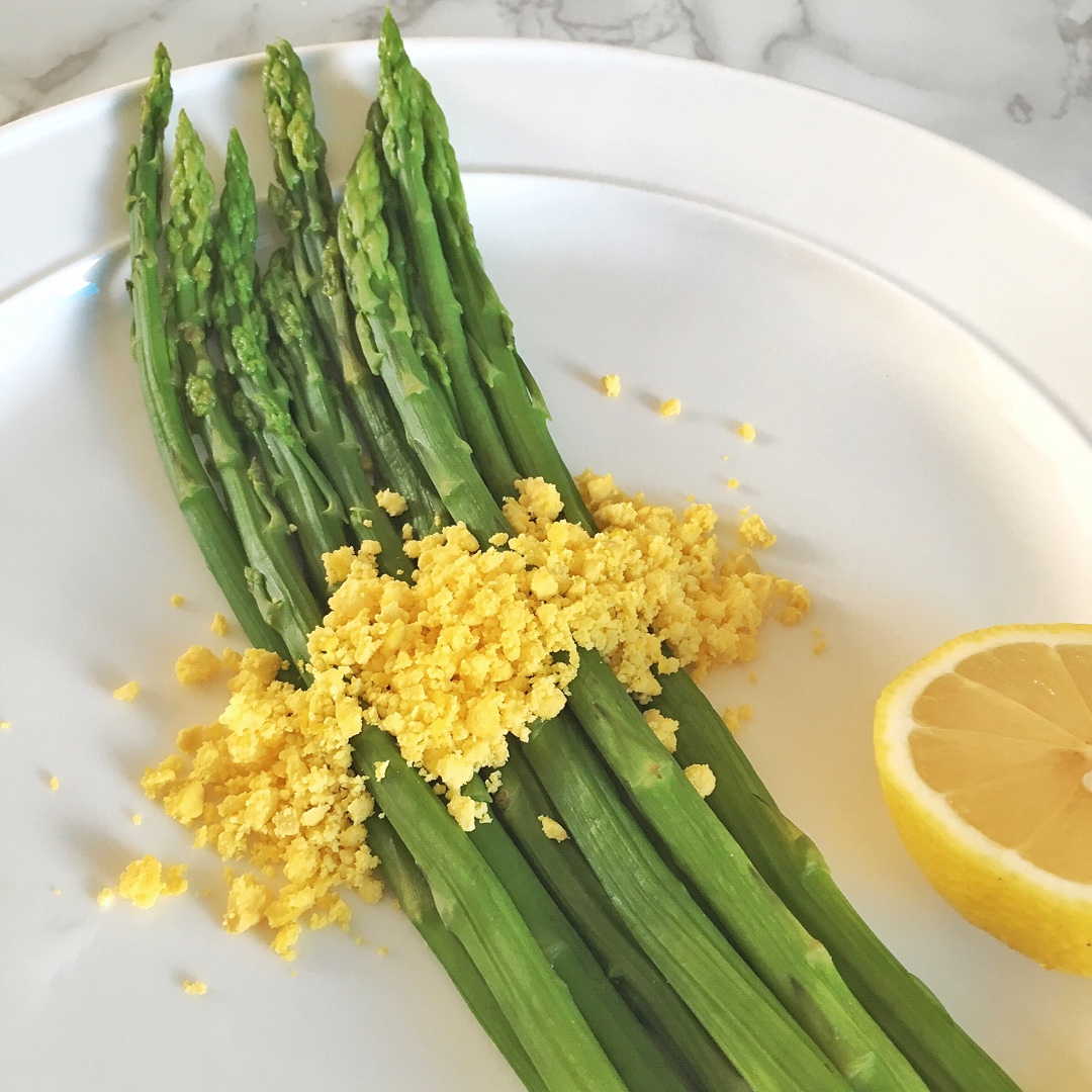 法式芦笋佐鸡蛋黄芥末汁 Asparagus Mimosa