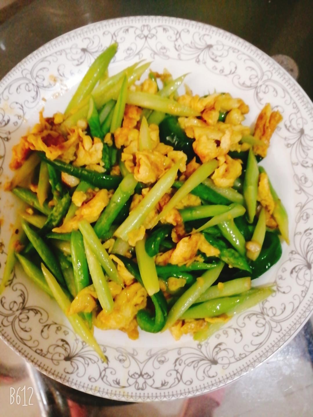芦笋炒蛋的做法